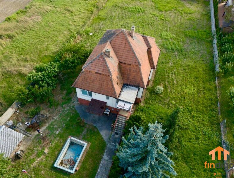 PREDAJ - Rodinný dom s priestranným pozemkom 2266 m² - Veľký Kýr - Rodinný dom na Staničnej ulici vo Veľkom Kýri so záhradou a bazénom.