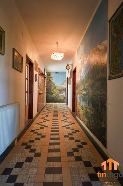 PREDAJ - Rodinný dom s priestranným pozemkom 2266 m² - Veľký Kýr - Chodba v rodinnom dome s dlažbou, obrazmi a svetlom na strope.