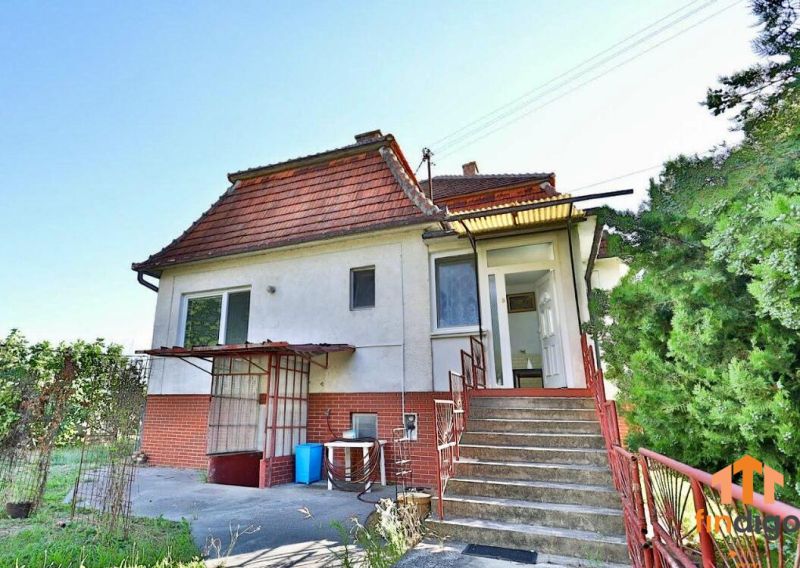 PREDAJ - Rodinný dom s priestranným pozemkom 2266 m² - Veľký Kýr - Rodinný dom na Staničnej ulici vo Veľkom Kýre s tehlovou fasádou a schodiskom.
