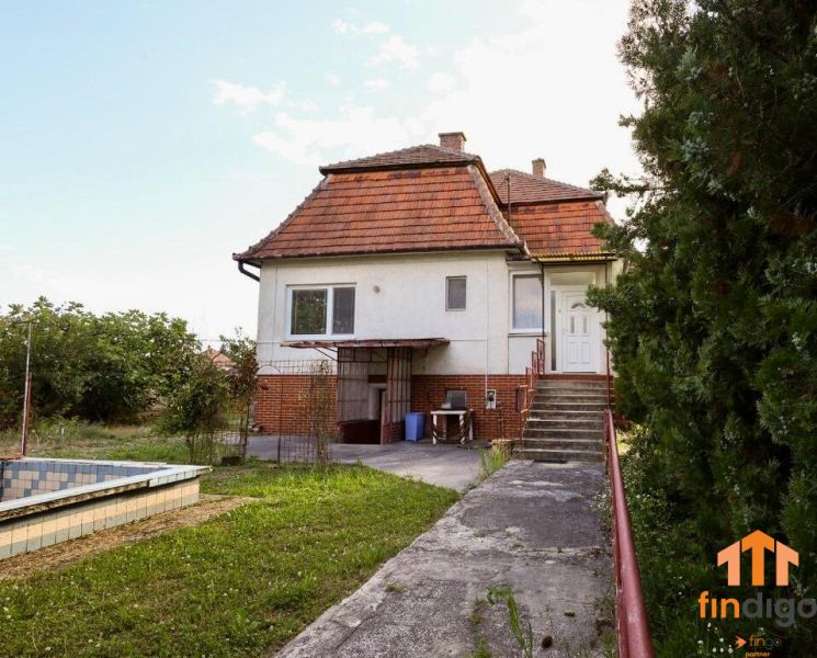 PREDAJ - Rodinný dom s priestranným pozemkom 2266 m² - Veľký Kýr - Rodinný dom na Staničnej ulici, Veľký Kýr, s priestrannou záhradou a bazénom.