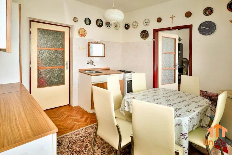 PREDAJ - Rodinný dom s priestranným pozemkom 2266 m² - Veľký Kýr - Jedáleň v rodinnom dome s jedálenským stolom a podlahou s dreveným dekorom.