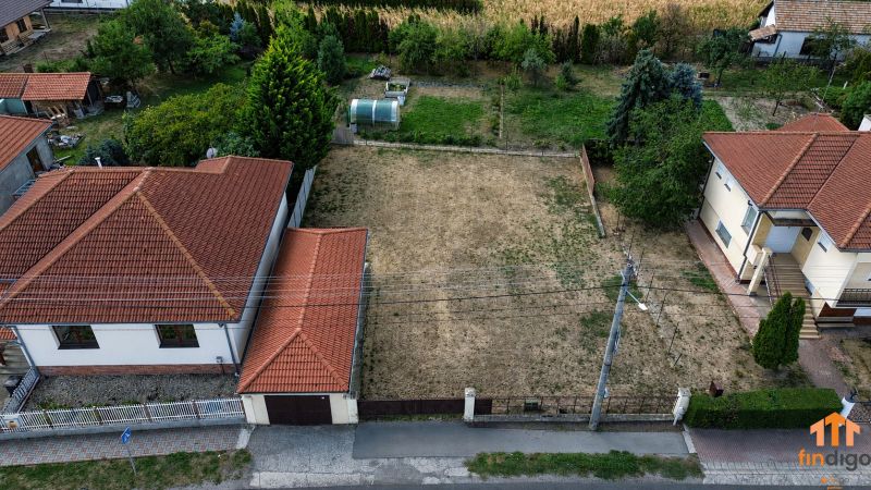 PREDAJ – rovinatý pozemok s garážou a vypracovaným projektom - Vlčany