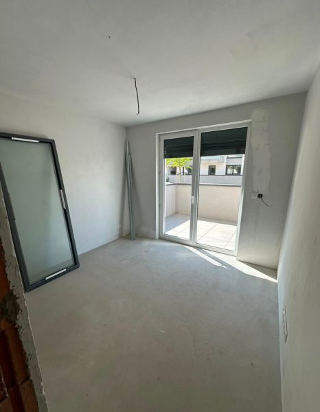 PREDAJ - 2- izbový byt na Cementárenskej ul. s terasou a garáž. státím
