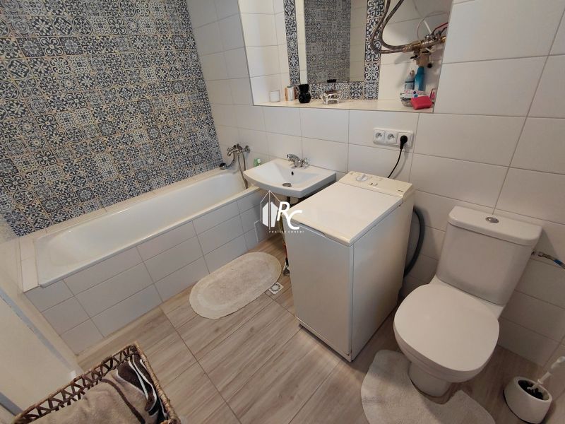 Na prenájom - Zariadený 3 izbový byt na Lipovci so záhradou - Kúpeľňa v 3-izbovom byte s farebnými dlaždicami, vaňou a práčkou.