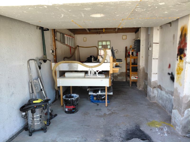 Na predaj garáž s elektrinou – Martin, Podháj - Garáže s vybavením na prácu s drevom, nástroje a rebrík, Martin.