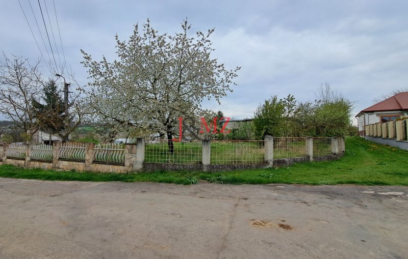 Stavebný pozemok 815 m2, budova - garáž 92 m2, Levice, Kalinčiakovo
