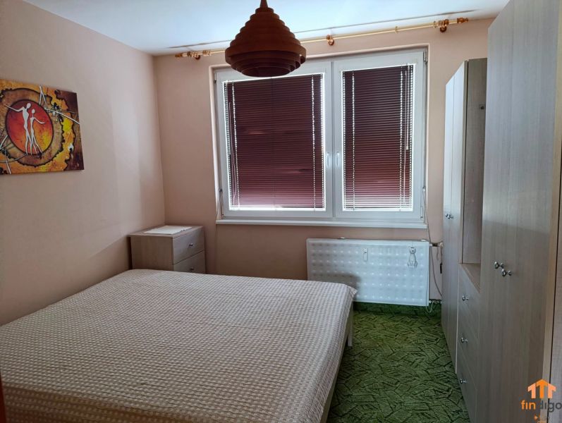 PRENÁJOM - 3-izbový byt vo vyhľadávanej lokalite Chrenová - Spálňa v 3-izbovom byte s obrazom nad posteľou, kobercom a nábytkom svetlých tónov.