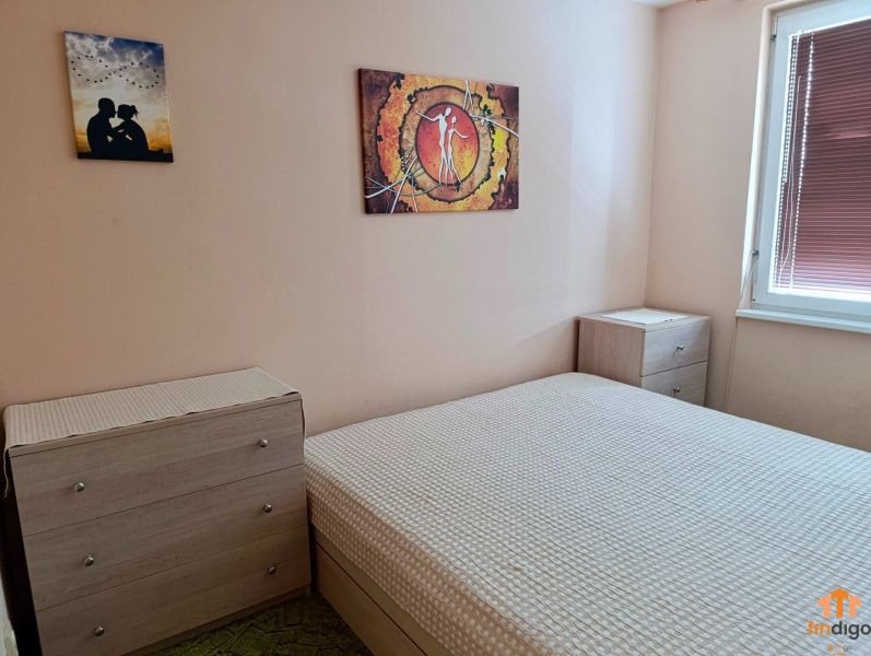 PRENÁJOM - 3-izbový byt vo vyhľadávanej lokalite Chrenová - Spálňa v 3-izbovom byte, posteľ, zásuvky, obrazy na stene, svetlo preniká cez okno.