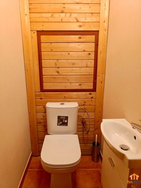 PRENÁJOM - 3-izbový byt vo vyhľadávanej lokalite Chrenová - Kúpeľňa s WC a dreveným obkladom v 3-izbovom byte.