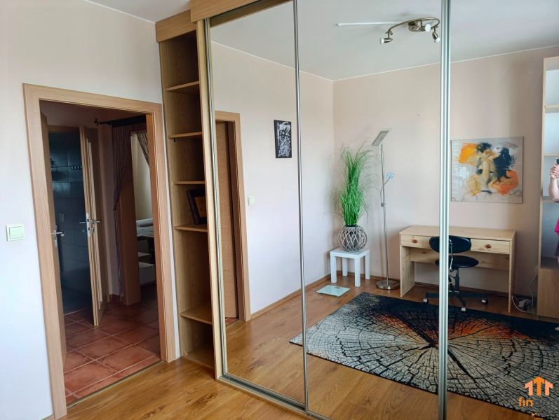 PRENÁJOM - 3-izbový byt vo vyhľadávanej lokalite Chrenová - Izba s písacím stolom, priestor s podlahou s dreveným dekorom, skrine so zrkadlom.