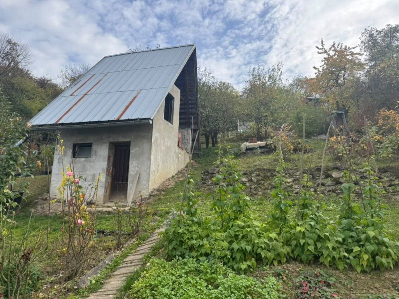 Pekná záhrada s chatkou v osade Kalsové