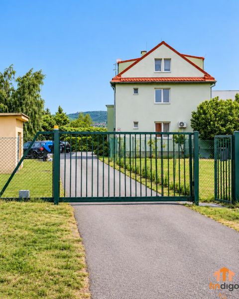 PREDAJ – 3-izbový byt v tehlovom dome so súkromným exteriérom - Nitra - Garážová brána na prístupovej ceste k domu na Štúrovej ulici v Nitre, 3-izbový byt.
