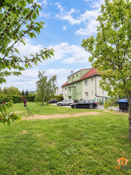 PREDAJ – 3-izbový byt v tehlovom dome so súkromným exteriérom - Nitra - Zelený bytový dom na Štúrovej ulici v Nitre obklopený stromami a trávnikom.