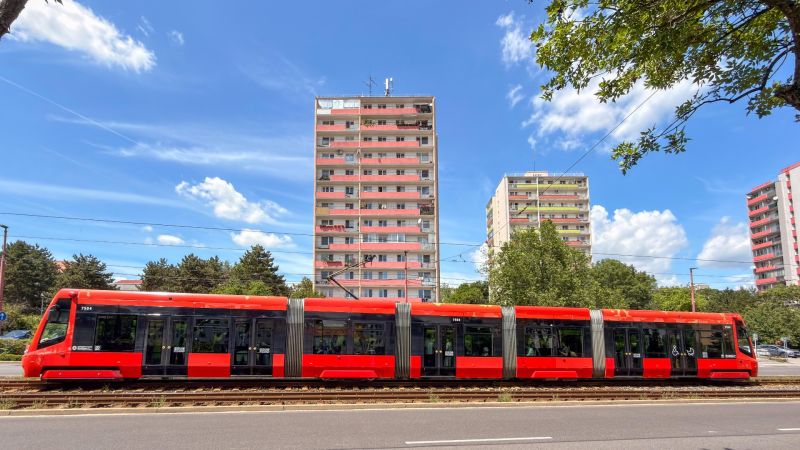  3-izbbyt s veľkou loggiou vo vyhľadávanej lokalite Bratisl - Električka na Račianskej ulici v Bratislave - Novom Meste pred panelákmi.