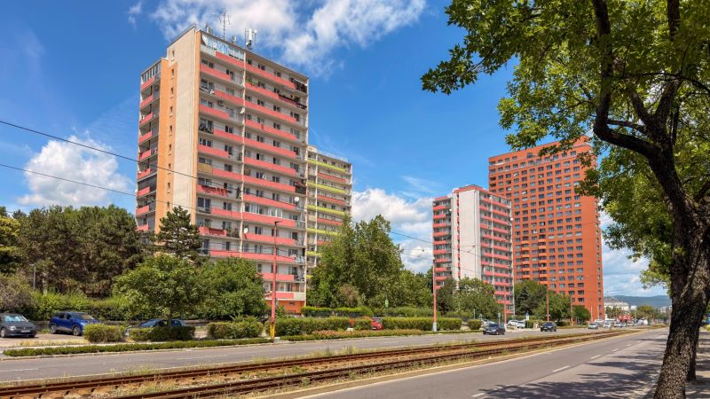  3-izbbyt s veľkou loggiou vo vyhľadávanej lokalite Bratisl - Panelové bytovky a ulica s električkovou traťou na Račianskej ulici, Bratislava - Nové Mesto.