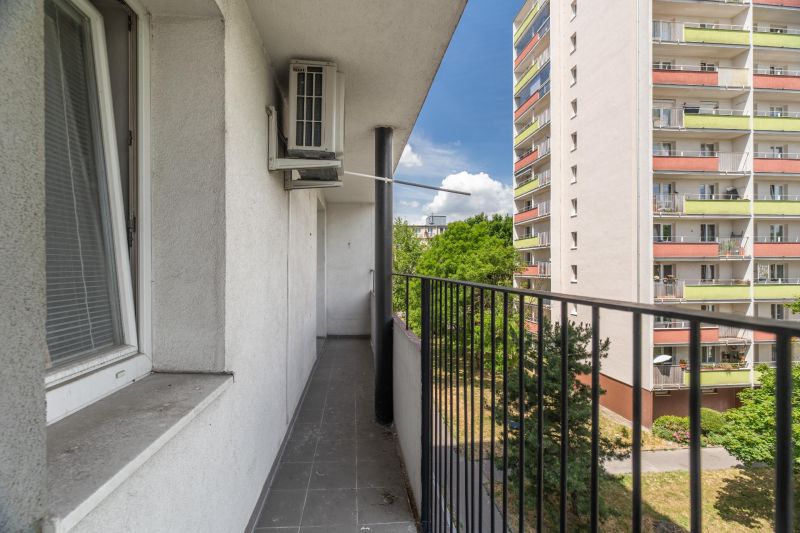  3-izbbyt s veľkou loggiou vo vyhľadávanej lokalite Bratisl - Balkón v 3-izbovom byte na Račianskej ulici, Bratislava - Nové Mesto s výhľadom na bytovku.