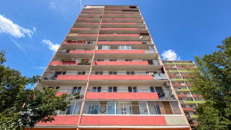  3-izbbyt s veľkou loggiou vo vyhľadávanej lokalite Bratisl - Bytový dom s balkónmi na Račianskej ulici v Bratislave - Nové Mesto.