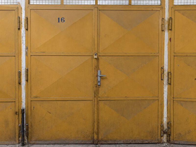 PREDAJ - Garáž aj s pozemkom na ulici Pionierska  - Žlté kovové brány s číslom 16 na Pionierskej ulici, Bratislava - Nové Mesto.