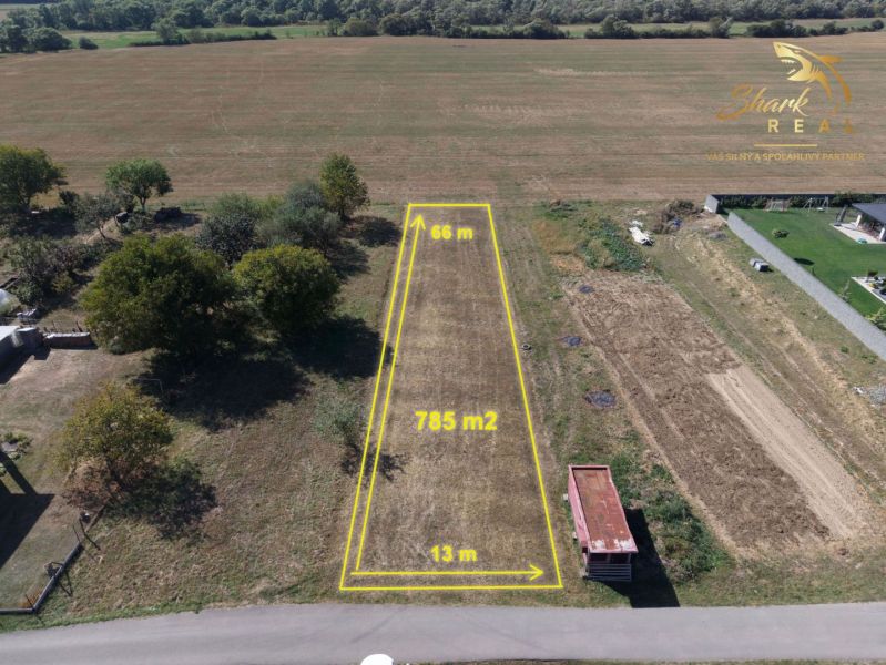 Na predaj slnečný pozemok v Breznici - ideálny na výstavbu útlného rod - Pozemok na bývanie v Breznici, Breznica, s rozlohou 785 m², stromy a cesta.