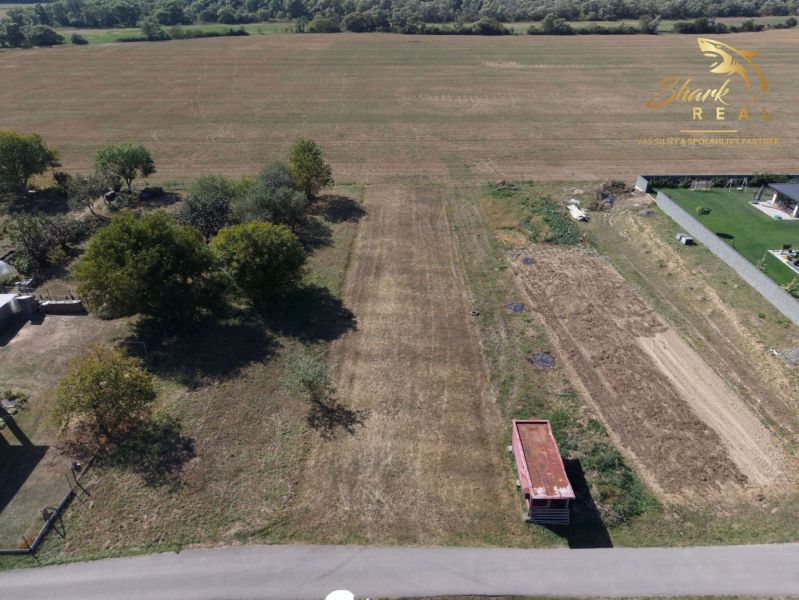 Na predaj slnečný pozemok v Breznici - ideálny na výstavbu útlného rod - Pozemky - bývanie na Breznici, Breznica s voľnými plochami, cestou a okolitou prírodou.