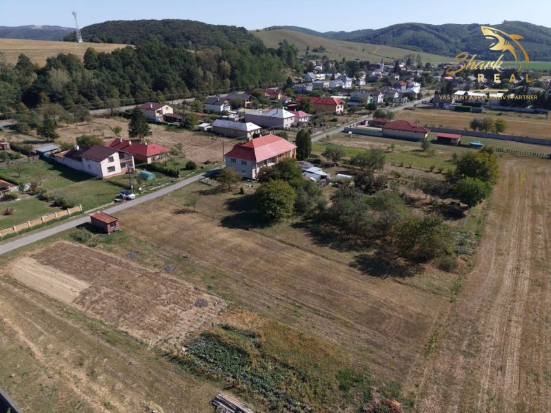 Na predaj slnečný pozemok v Breznici - ideálny na výstavbu útlného rod - Letecký pohľad na pozemky pre bývanie v obci Breznica na ulici Breznica.