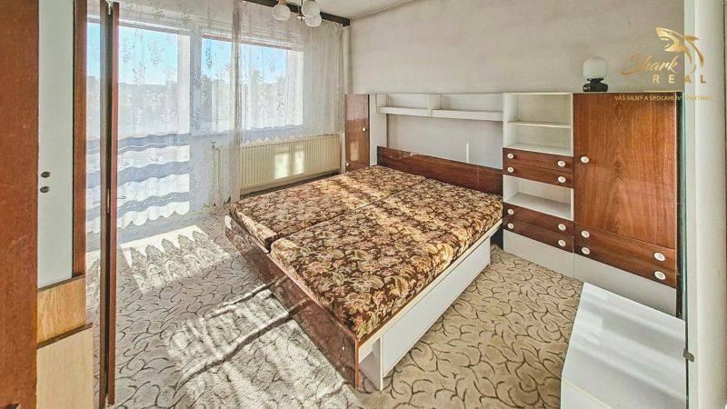 Slnečný dom  s možnosťou viacgeneračného bývania - Spálňa v rodinnom dome s manželskou posteľou, záclonami a praktickými skriňami.
