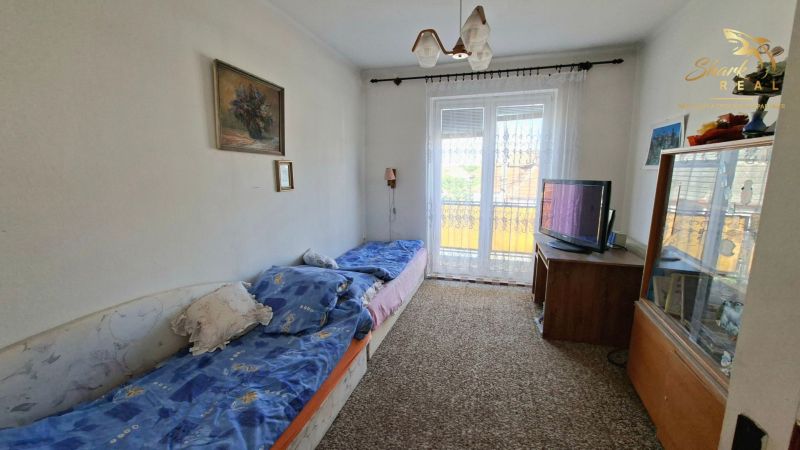 TOP PONUKA! 4 izbový rodinný dom - Spálňa v rodinnom dome s dvoma lôžkami, televízorom a skriňou.