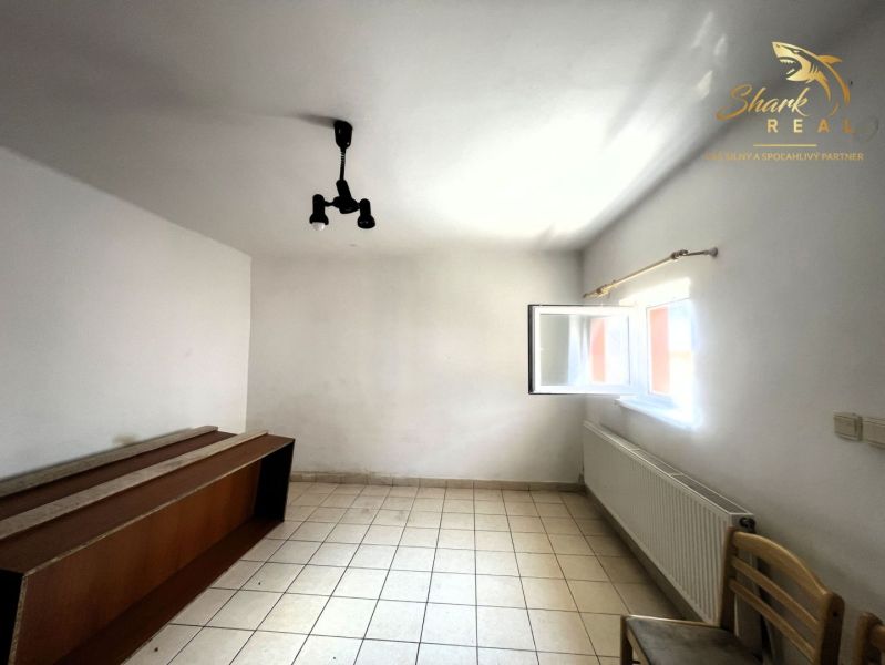 Obchodný priestor s ubytovacím zariadením - Interiér s bielymi stenami, dlažbou a otvoreným oknom v gastro priestoroch.