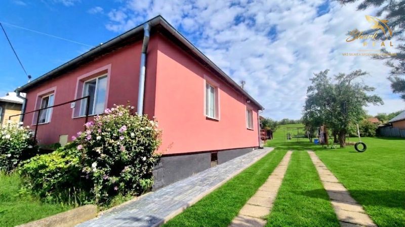 5-IZBOVÝ RODINNÝ DOM V OBCI TRHOVIŠTE  PRI MICHALOVCIACH - Rodinný dom v Trhovišti s upravenou záhradou a detským ihriskom v pozadí.