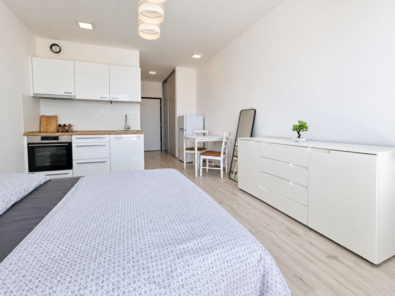 Moderný 1-izbový byt s balkónom v Slnečniciach – stačí sa nasťahovať!