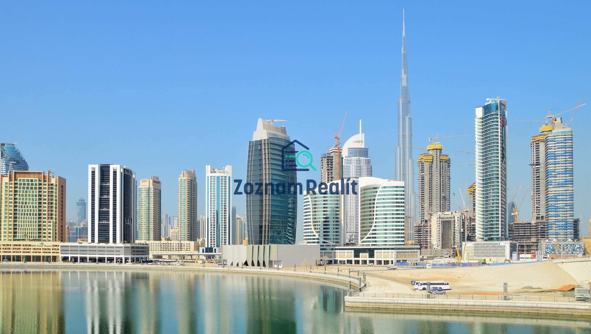 Pohľad na panorámu mrakodrapov v Dubaji.