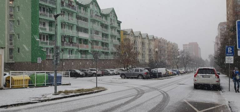 Vlastníci nehnuteľností odhŕňajú sneh z chodníkov aj naďalej